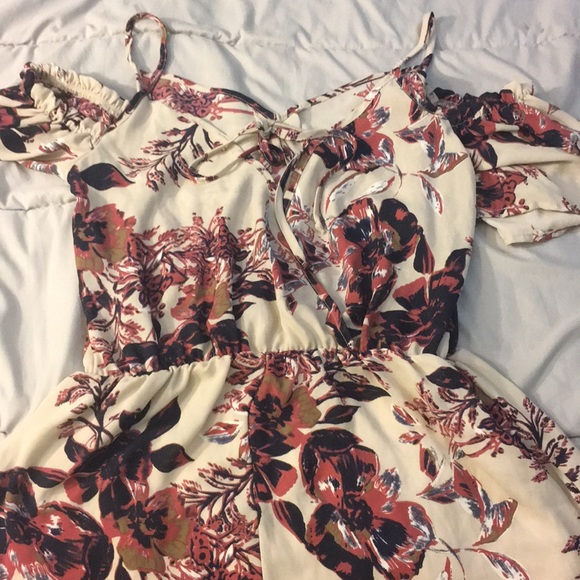 🎉 HP! 🌸 gorgeous cold-shoulder romper. - Picture 3 of 5